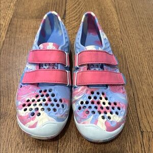 Plae water shoes in pink and blue